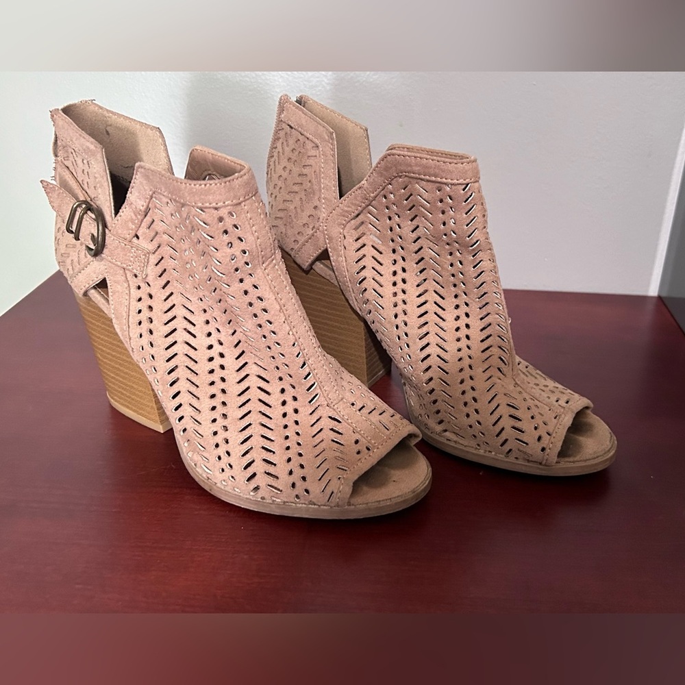 BOHO OPEN-TOED SANDAL IN TAUPE